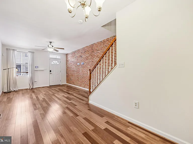 49 E Heath St — Photo 15