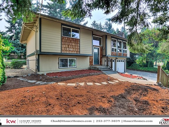 3rd image of 3747 Tahoma Pl W