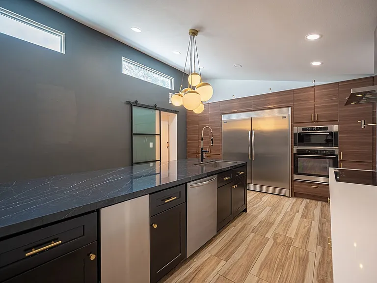330 E Country Club Dr — Photo 46