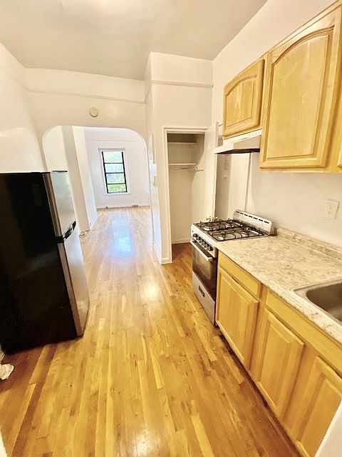 2nd image of 331 E 88th St #B1