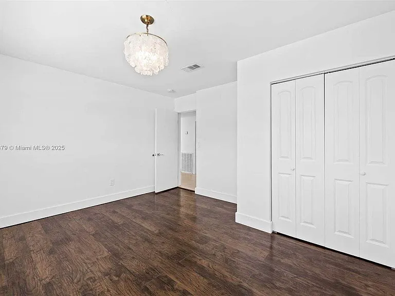 NE 19th Ct — Photo 21