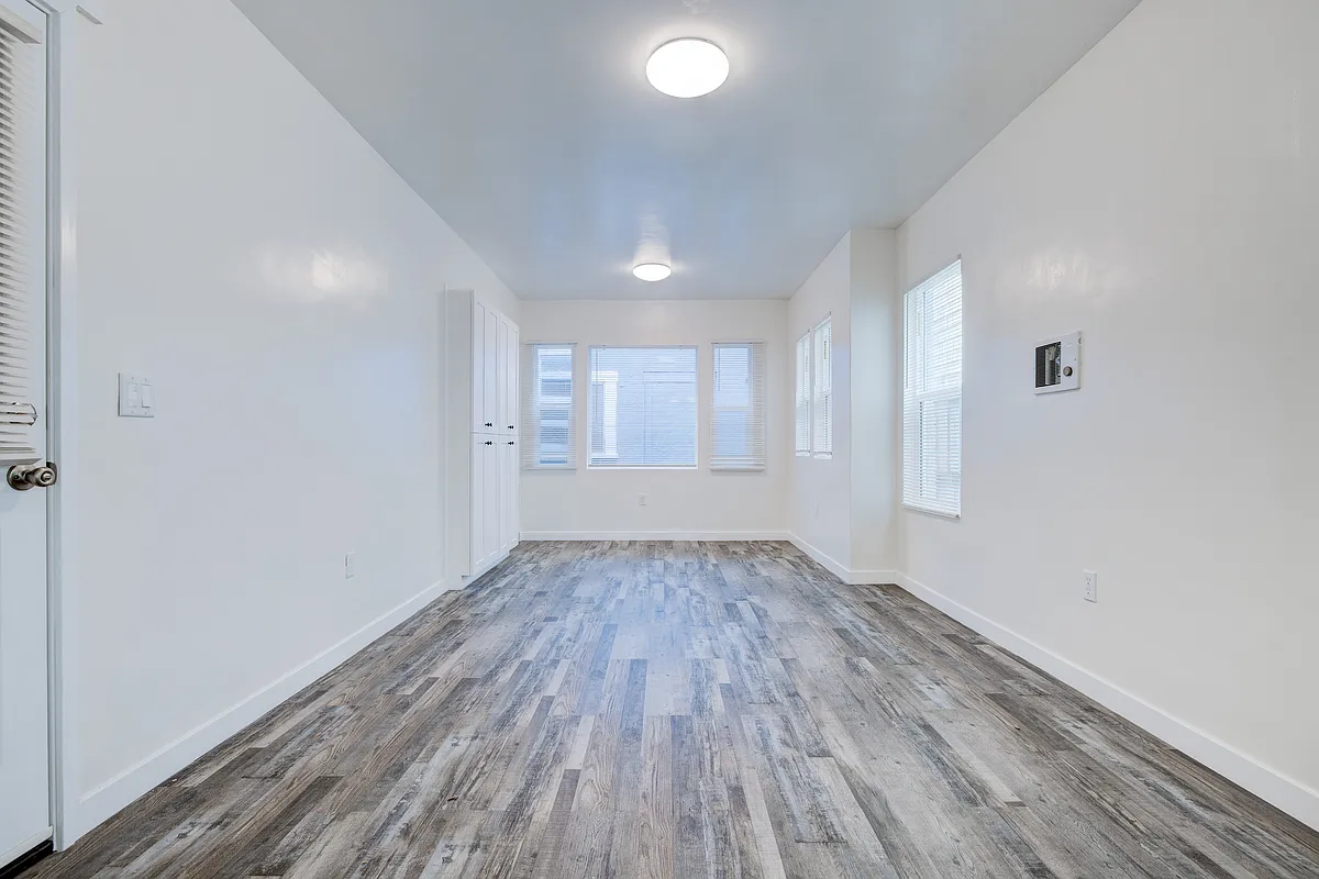 Building Photo - 12 25th Pl #4