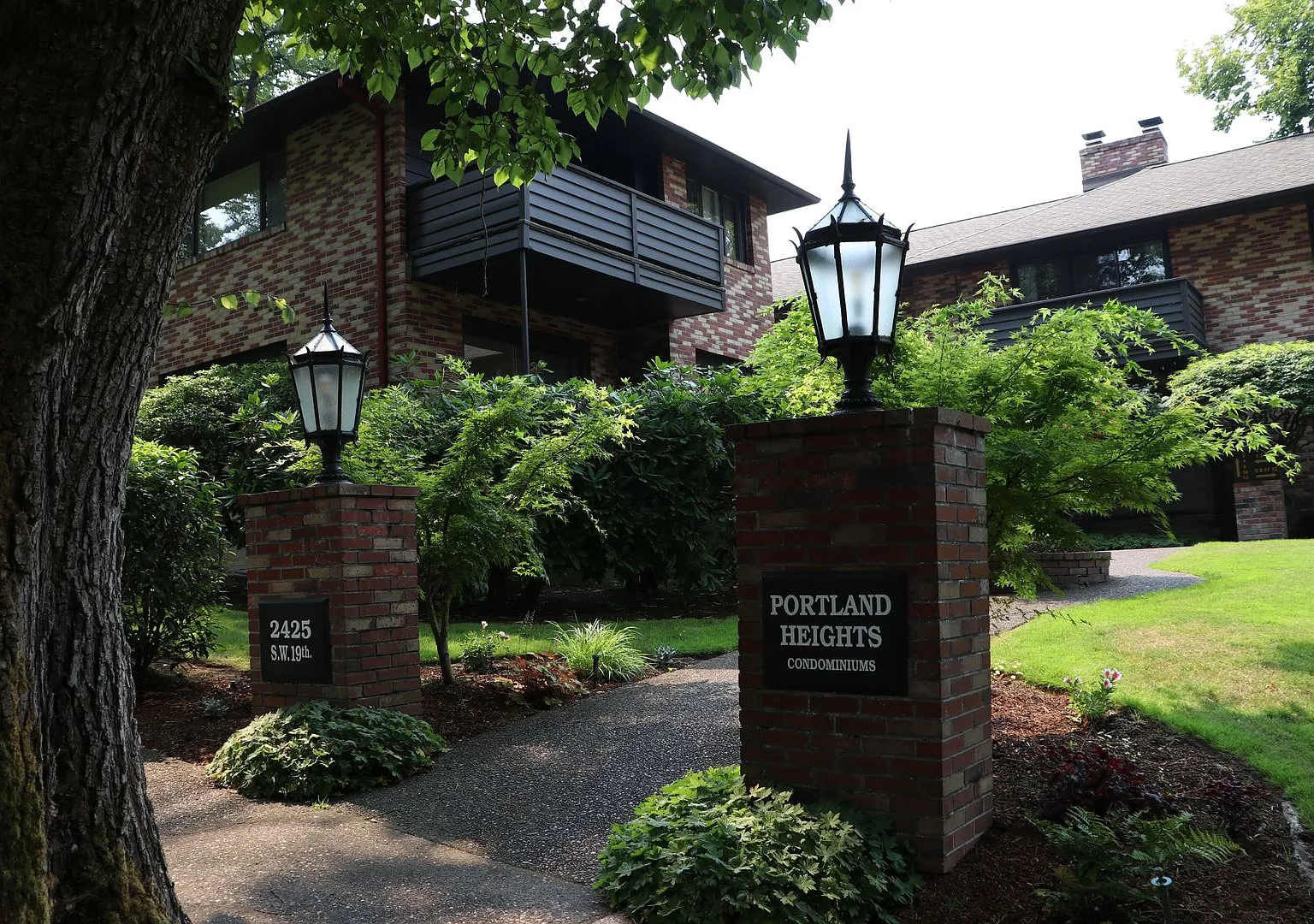 Portland Heights Condos - 2 bed/2 bath unit on quiet tree lined street/1 garage parking space inc... — Photo 1
