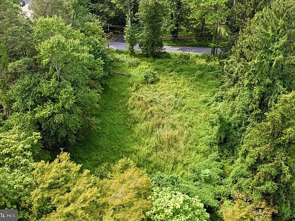 3rd image of 811 Crum Creek Rd