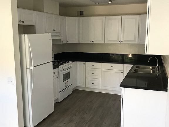 2nd image of 1014-1 W Huntington Dr #19