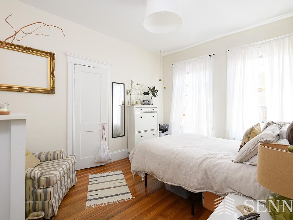 2nd image of 29 Buckingham St #2