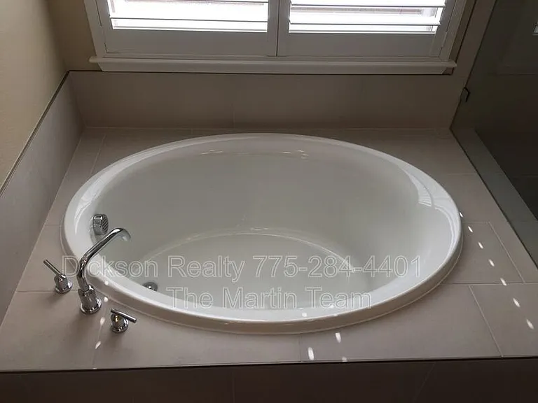 306 Commodore Dr — Photo 15