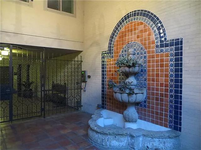 505 W 7th St #202 — Photo 3