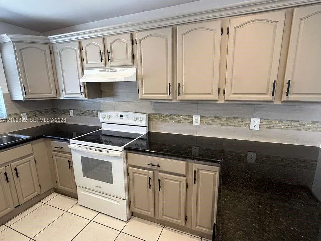 3 bed, 2.0 bath, 2171 sqft, $2,900 — Photo 2