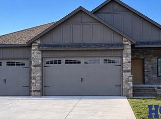 9949 Edgewater Ln, Lincoln, NE 68527