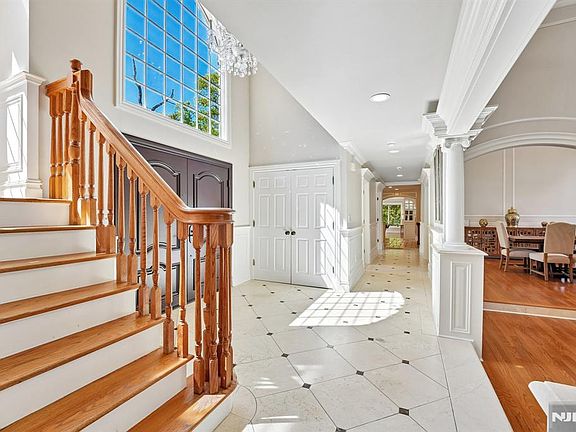 3rd image of 554 Hampton Hill Rd