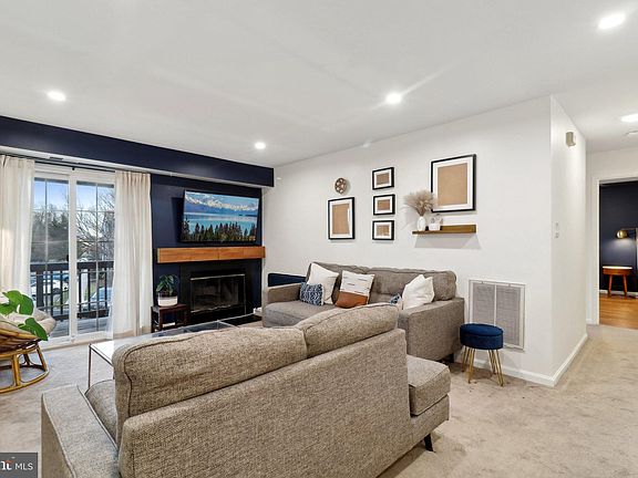 4th image of 6911 Victoria Dr Unit E