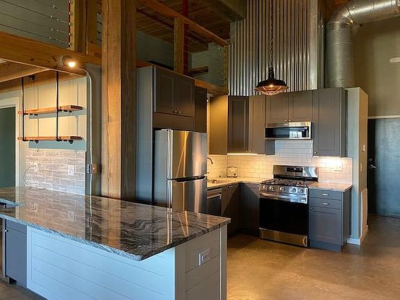 Beverage/Breakfast Bar and Kitchen