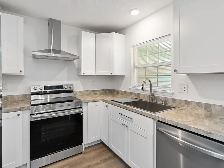 225 Montana Ave — Photo 10