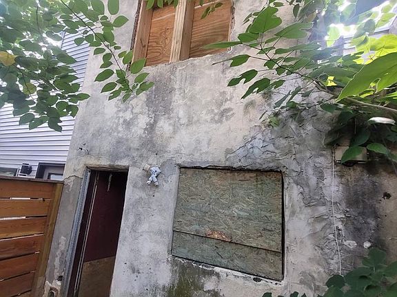 4th image of 2037 Pierce St