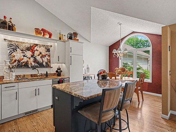 5th image of 13815 Falcon Ave