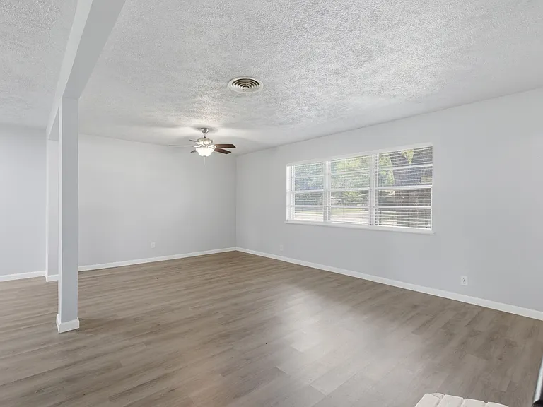 2120 Nottingham Blvd — Photo 11