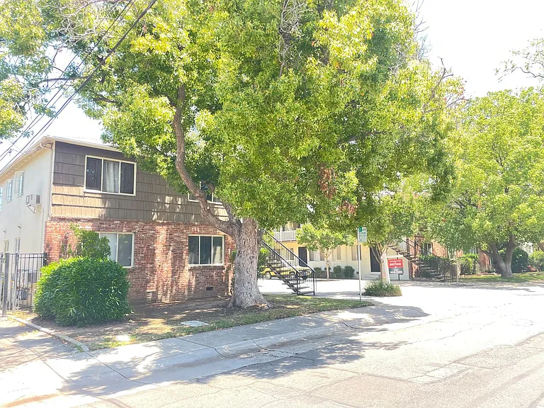 East Sacramento Charmer at 3349/3357 I Street — Photo 11