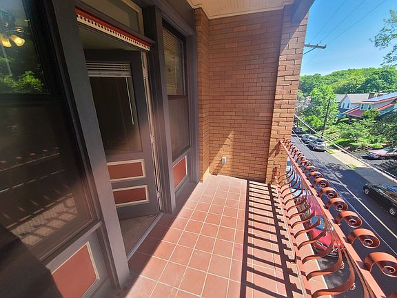 3rd image of 1401 N Saint Clair St APT 3B