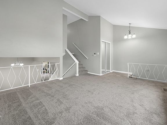 5th image of 373 Dover Ln