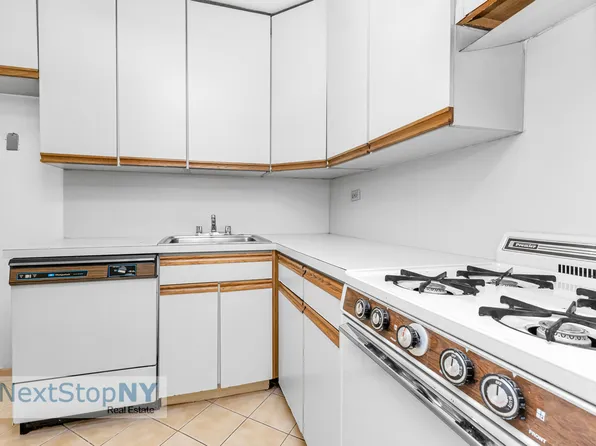 220 East 57th Street 4F image 3 of 7