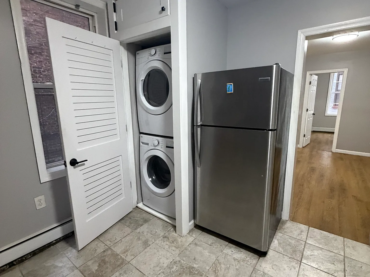 2 bed, 650 sqft, $2,400 — Photo 4