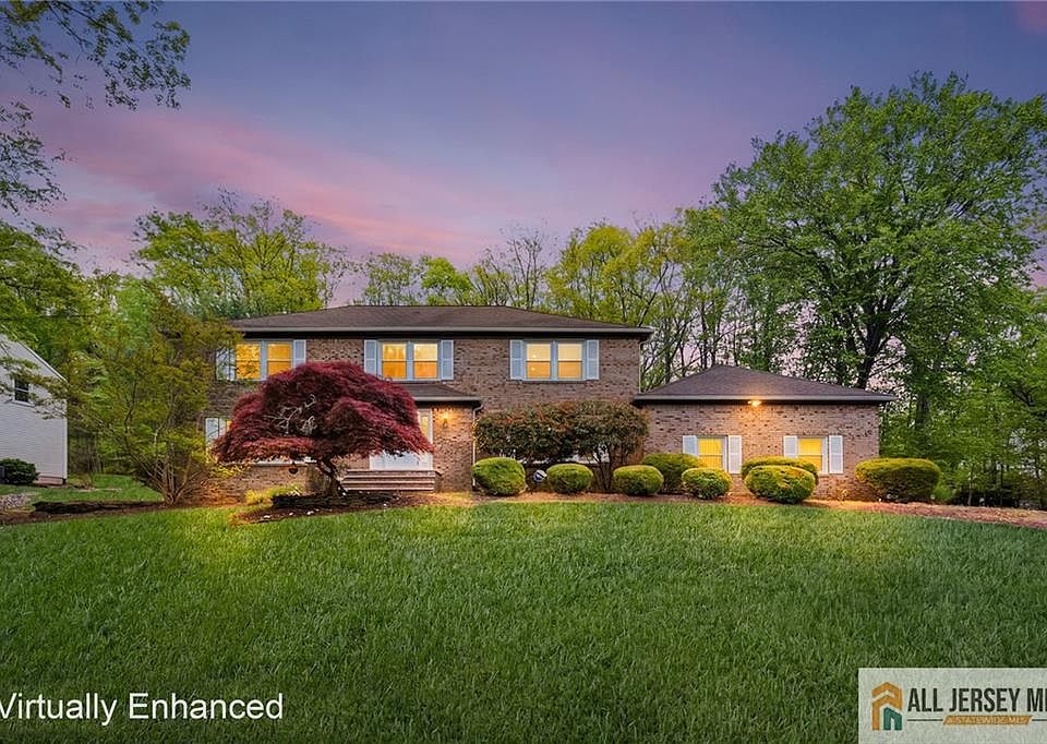 1st image of 12 Woodgate Dr