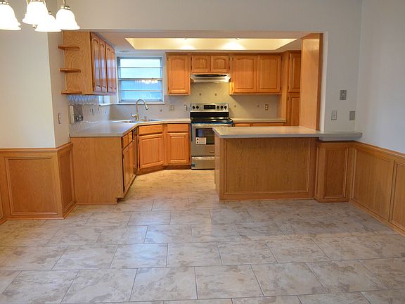 dining/kitchen w/new tile