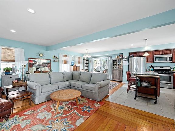 4th image of 46 Dunbar Ave E