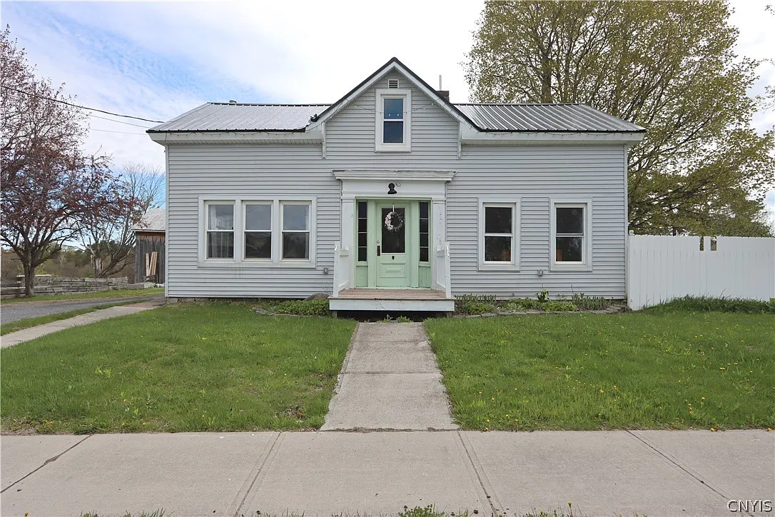 4 bed, 1.5 bath, 2530 sqft, $1,700 — Photo 1