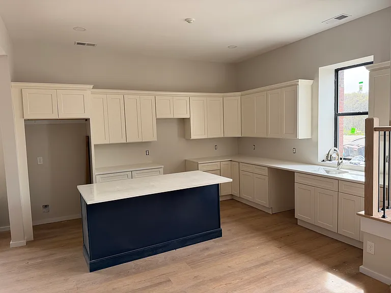 1568 Lonsdale Ave #1 — Photo 14