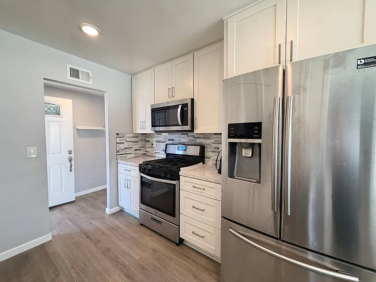 551 Glencrest Dr — Photo 3