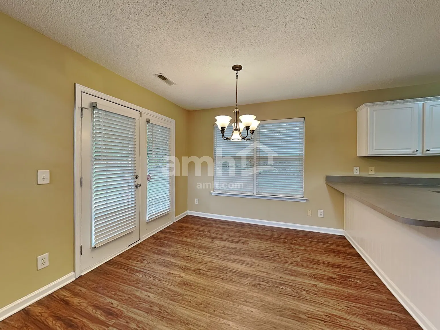 3 bed, 2.5 bath, 1374 sqft, $1,915 — Photo 4