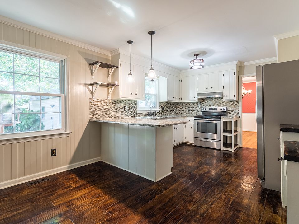 Custom Kitchen w Upgrades