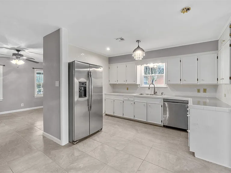 1110 Woods Dr — Photo 5
