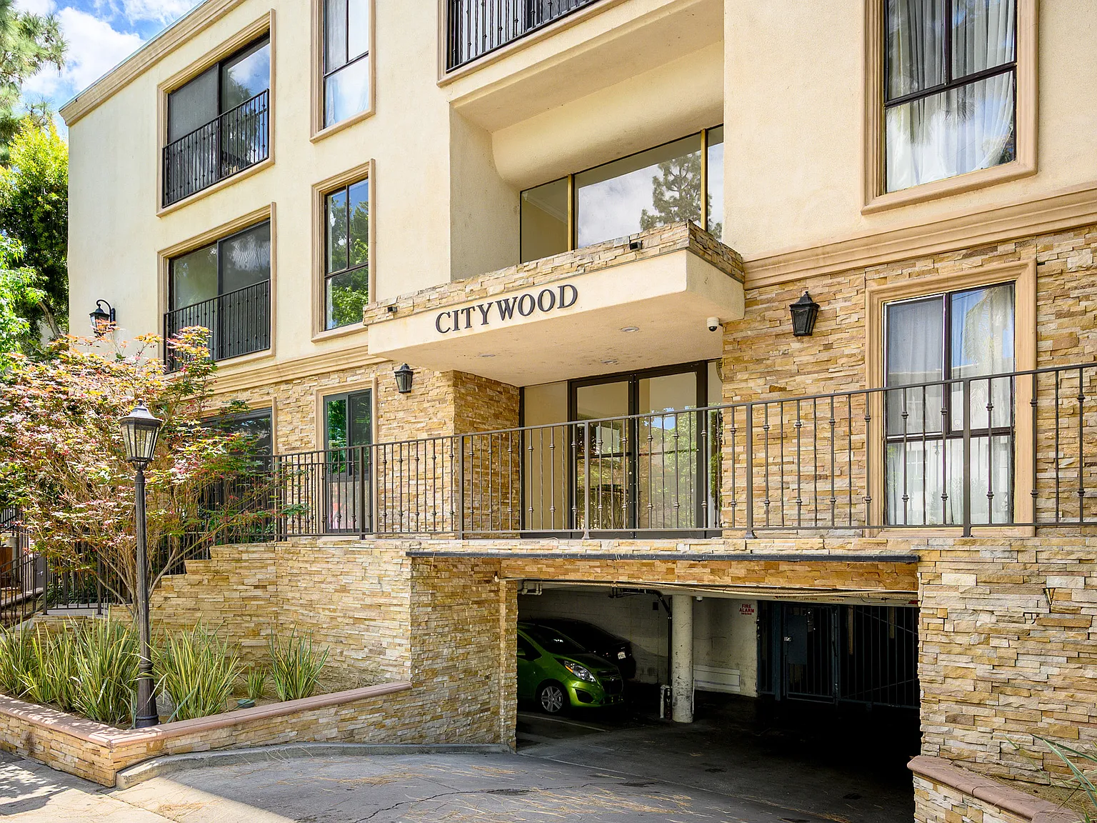 2 bed, 1117 sqft, $2,900 — Photo 2