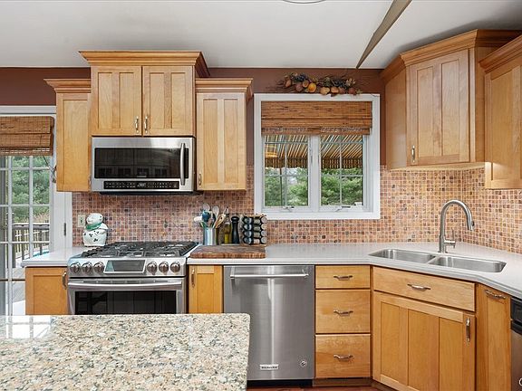 4th image of 105 Benedict Manor Dr