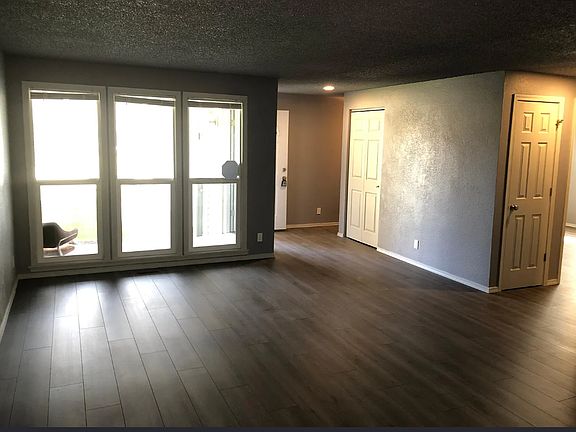 5th image of 1370 E Victory Rd