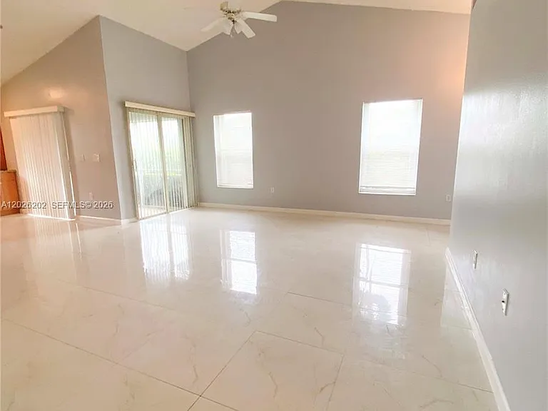 487 SE 20th Dr — Photo 2
