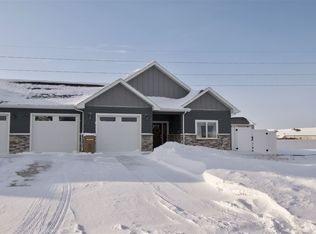3504 Waggle Way SE, Minot, ND 58701