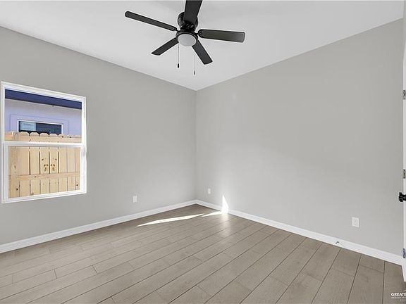 4th image of 909 W 13th St #1