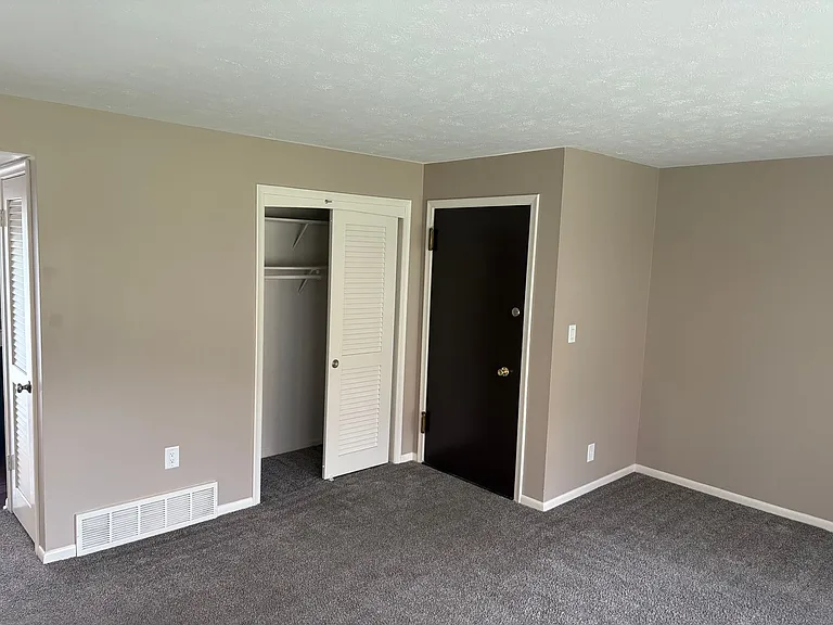 Bristol Square Apartments — Photo 188