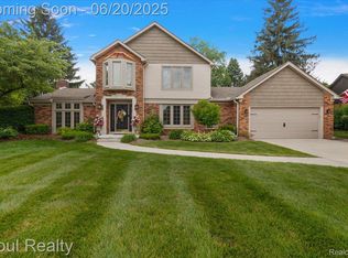 37566 E Meadowhill Dr, Farmington, MI