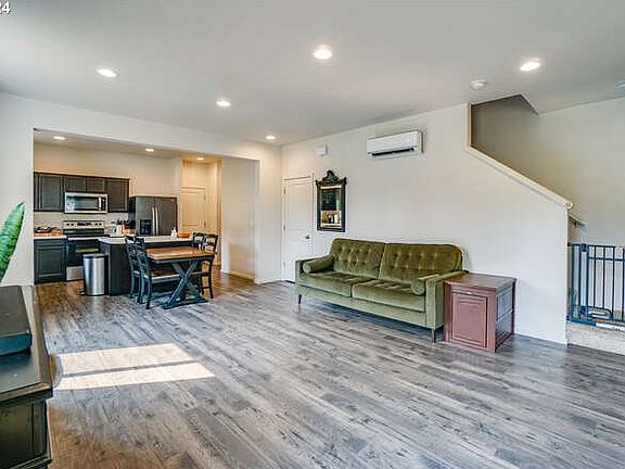 5th image of 2122 NE Four Seasons Ln