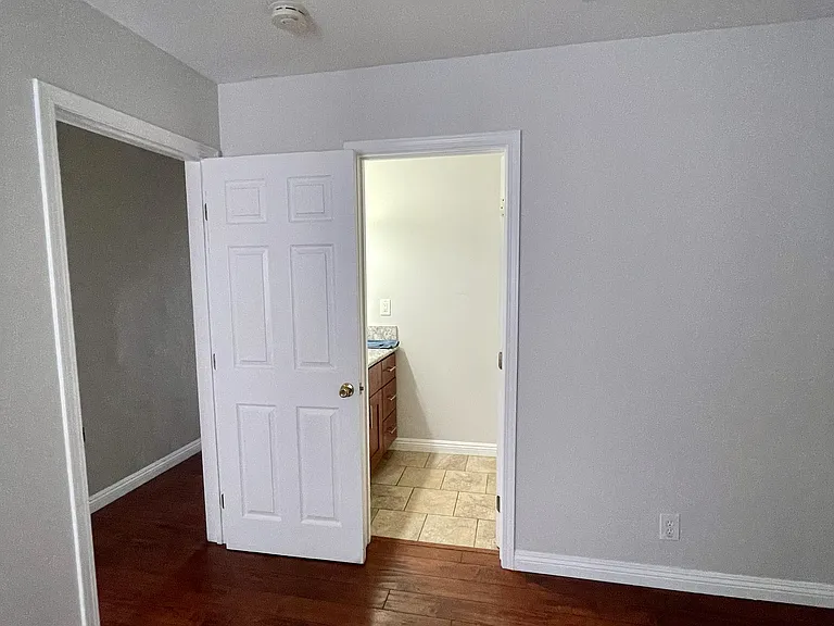 2844 Baily Ave — Photo 6