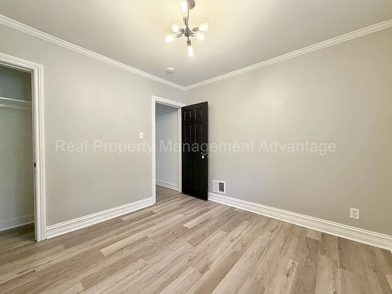 1330 E Chesterfield St — Photo 15