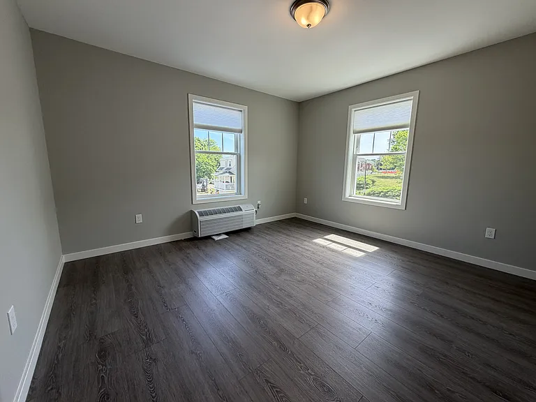 30-32 Osborne St #4 — Photo 6