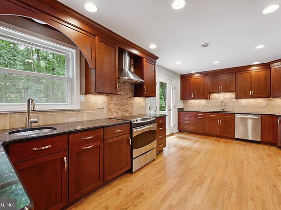 3rd image of 15392 Autumn Ln