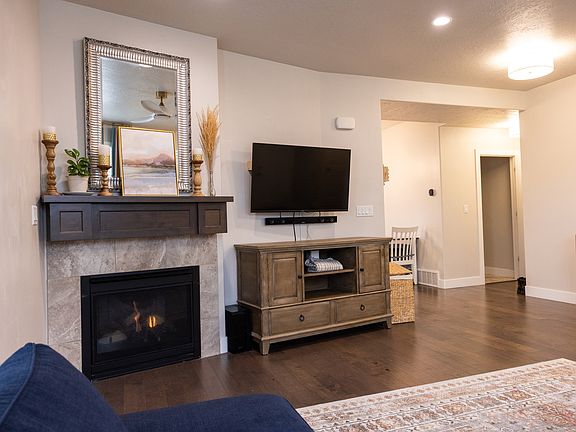 5th image of 906 S Crescent Way