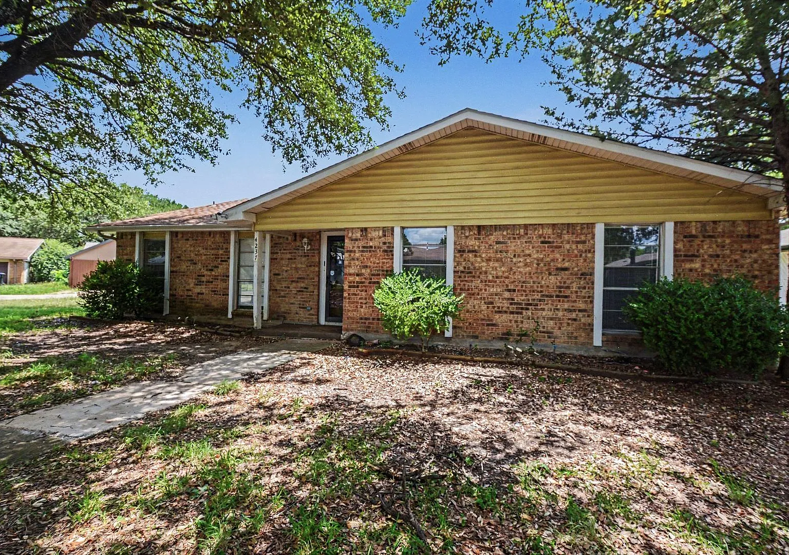 Beautifully Crafted 3-2-2 in Garland! — Photo 2
